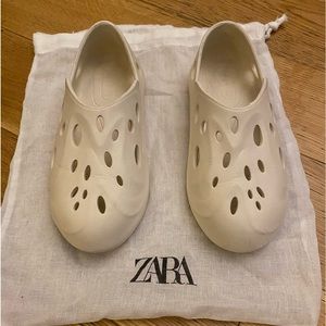 Unisex Zara Rubberized lightweight Sneaker/Shoe